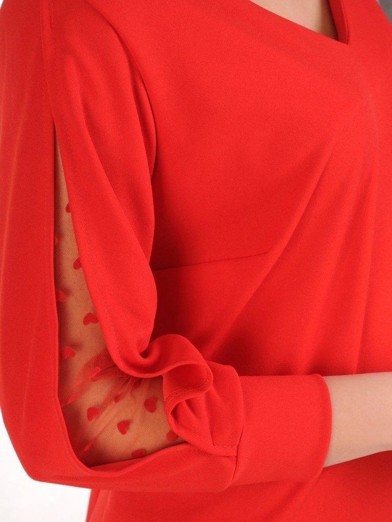 Czerwona sukienka midi z dekoltem w serek – prosty fason z ozdobnymi rękawami do pracy i na spotkania 29537