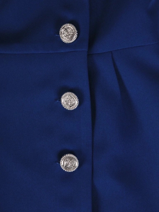 Elegancka chabrowa sukienka z kołnierzem – zaszewki optycznie wyszczuplające sylwetkę 23237