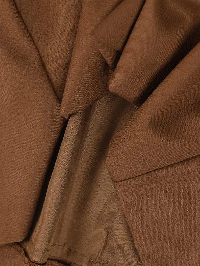 Elegancka brązowa sukienka rozkloszowana midi – kobiecy fason z paskiem modelującym figurę 40361