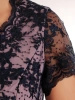 Elegancka suknia wieczorowa maxi w kwiaty – prosty krój z koronkowym dekoltem pięknie wysmukla 26708