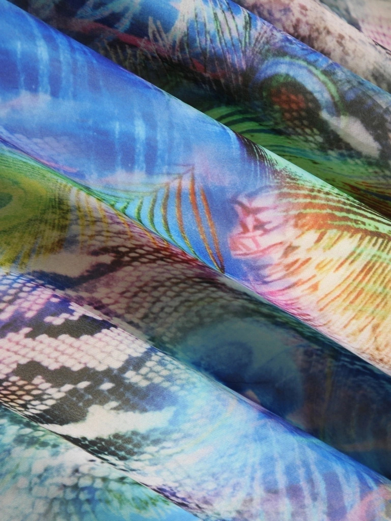 Wizytowa sukienka rozkloszowana midi w zwierzęcy print – efektowne zakładki akcentujące talię 38493
