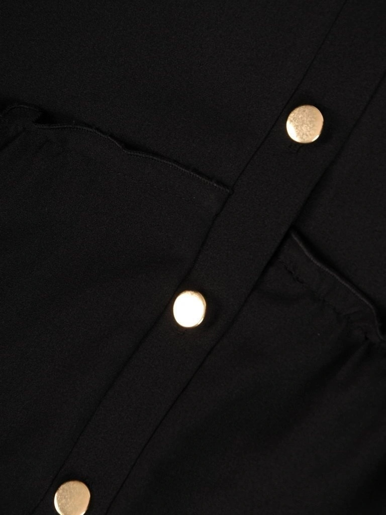 Rozkloszowana czarna sukienka mini ze stójką – wyszczuplający fason z ozdobnymi guzikami i paskiem 27732