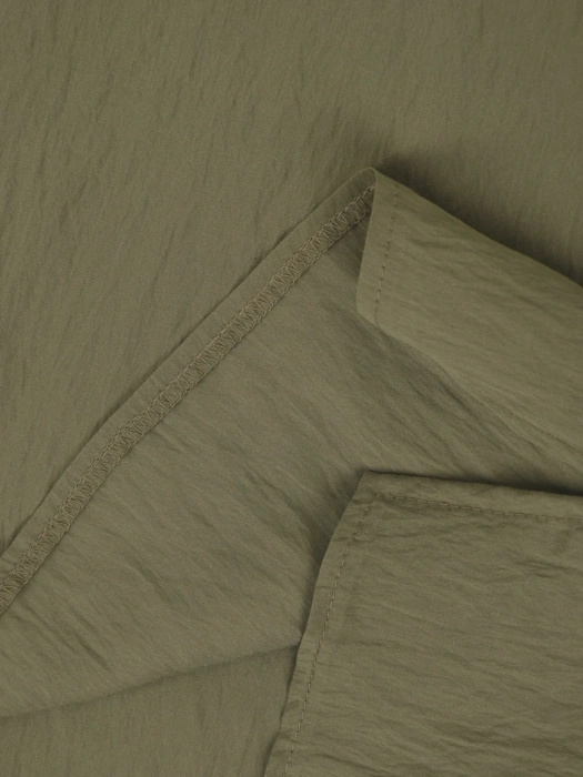 Bluzka khaki z rękawami kimono z przewiewnej wiskozy – wysmuklający dekolt V i luźny krój 42021