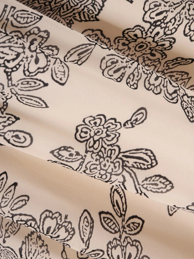 Kobieca sukienka rozkloszowana maxi w kwiaty – elegancki fason wysmuklający sylwetkę z rękawem 3/4 39329