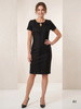 Wizytowa czarna sukienka midi o prostym kroju – ozdobne zakładki przy dekolcie wysmuklające sylwetkę 8967