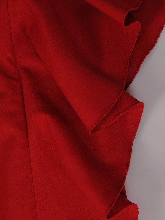 Sukienka czerwona 17807, elegancka kreacja z ozdobną falbaną.