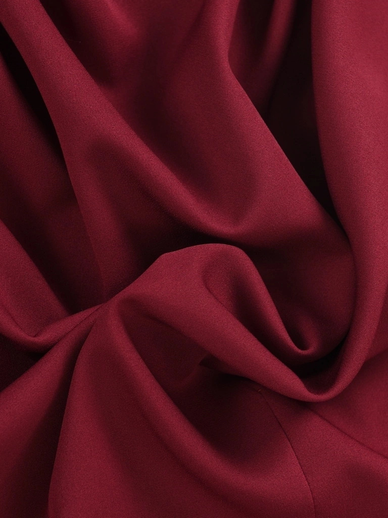 Bordowa prosta sukienka midi z dekoltem łódka – elegancka kreacja z broszką i rękawem 3/4 12968