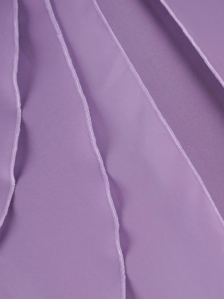 Liliowa sukienka na wesele midi o prostym kroju – elegancki fason z rękawem 3/4 i cyrkoniami 38257