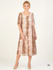 Elegancka sukienka damska trapezowa w zwierzęcy print – fason midi tuszujący biodra 30674