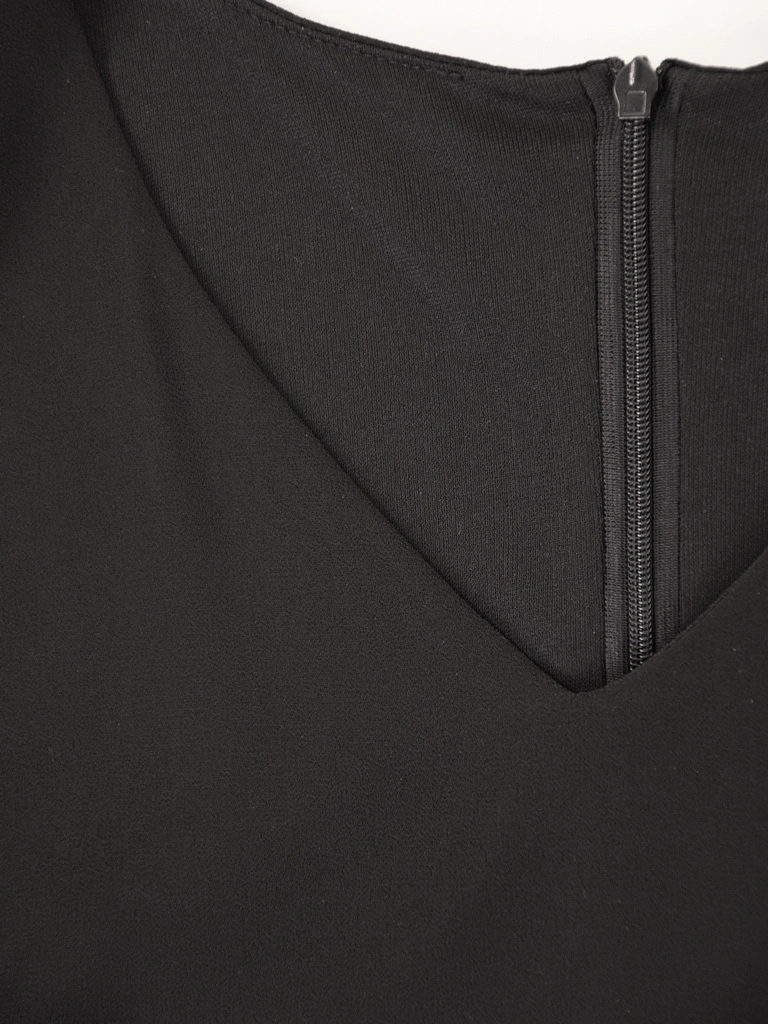 Elegancka czarna sukienka midi z dekoltem V – prosty fason z rozszerzanymi rękawami 41929