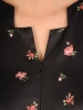 Wzorzysta czarna sukienka rozkloszowana w kwiaty – wysmuklające przeszycia i ozdobny zamek 29779