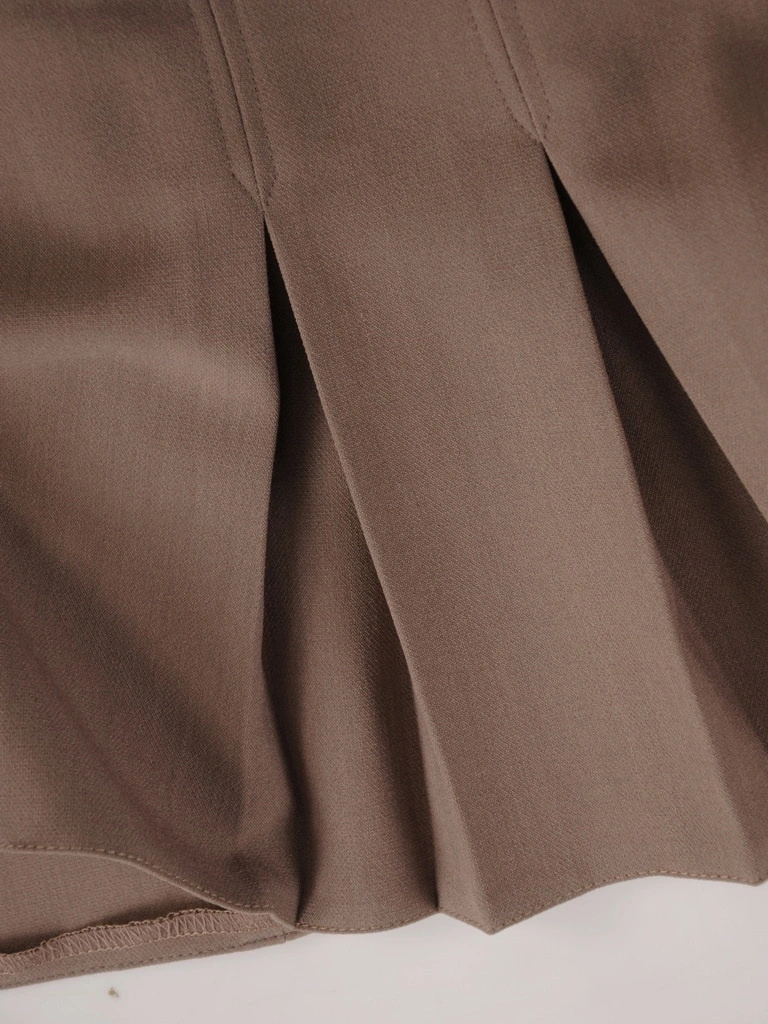 Klasyczna ciemnobeżowa spódnica midi z kontrafałdami – podkreślająca smukłą sylwetkę i zapewniająca komfort 38716