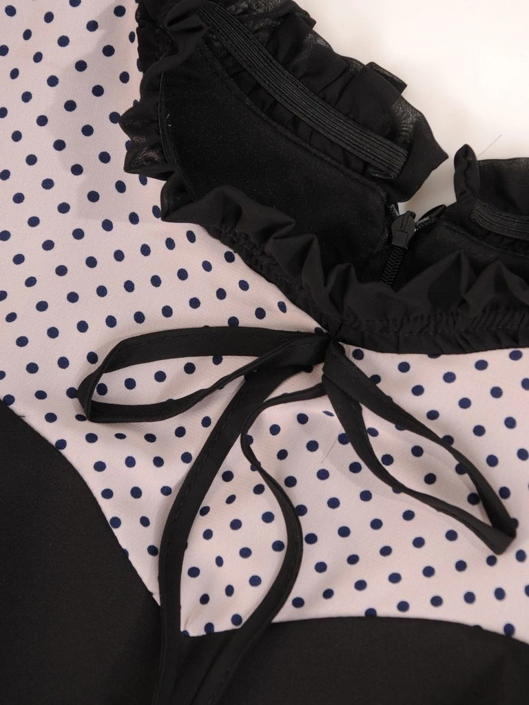 Elegancka czarna sukienka w grochy o prostym kroju – kobiecy model z szyfonowym rękawem 27504