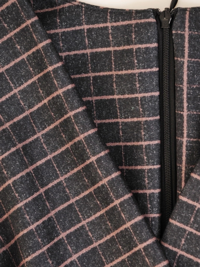 Elegancka sukienka rozkloszowana w kratę z długim rękawem – kobiecy fason z paskiem wysmuklającym sylwetkę 34833