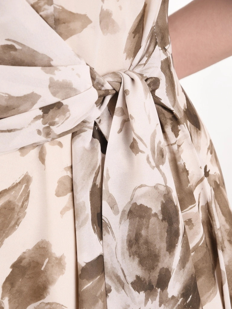 Damska sukienka maxi w jesienne kwiaty khaki – rozkloszowany fason tuszujący biodra 41299