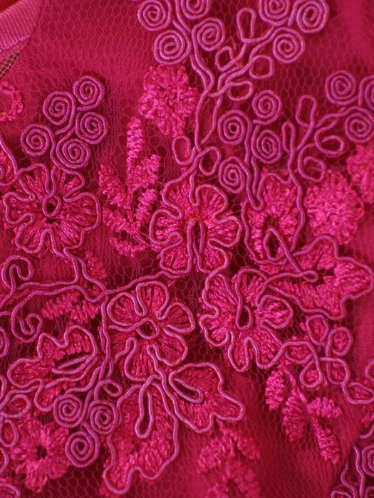 Wieczorowa sukienka rozkloszowana w odcieniu fuksji na bal – ozdobne połyskujące detale podkreślające talię 13693