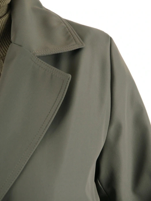 Stylowy płaszcz na jesień damski trencz khaki – kobiecy fason z paskiem modelującym sylwetkę 39409