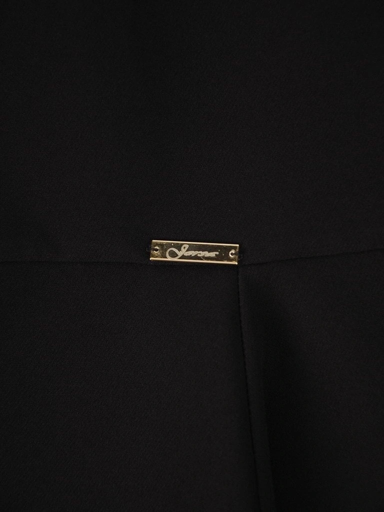 Elegancka czarna sukienka ołówkowa midi z dekoltem łódka – wyszczuplające przeszycia i stylowa falbana 17496