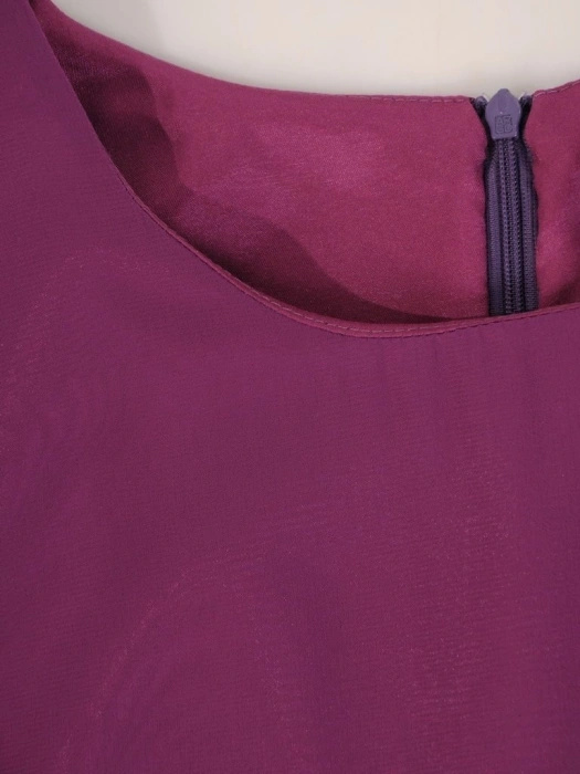 Elegancka fioletowa sukienka wizytowa trapezowa – swobodny fason z dekoltem łódka i ozdobnymi falbanami 28973