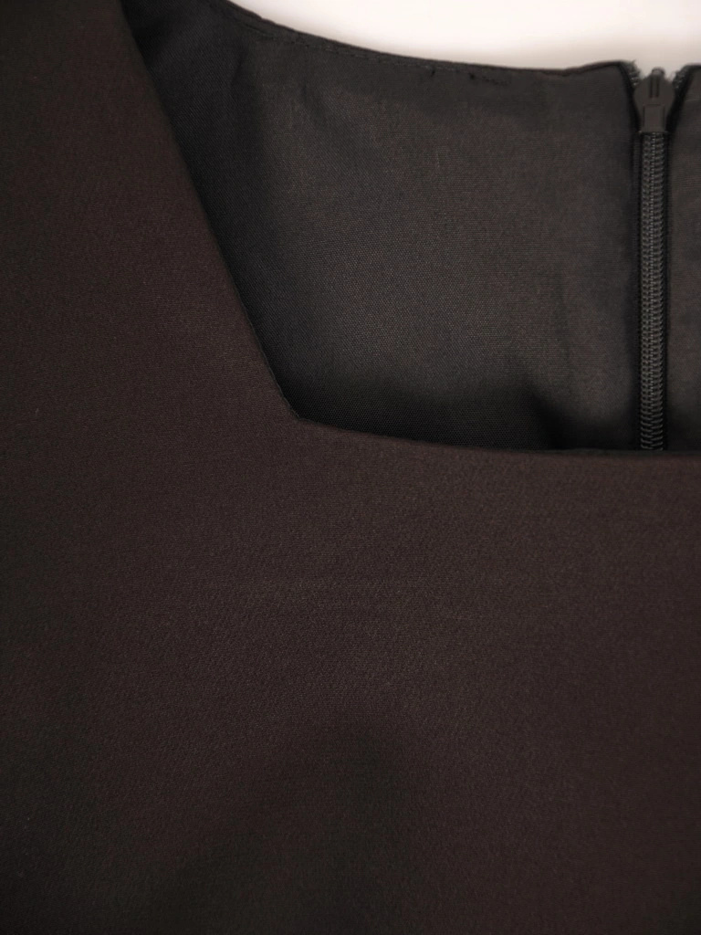 Czarna sukienka midi w grochy z rękawem 3/4 – wyszczuplające zaszewki i prosty krój 30608