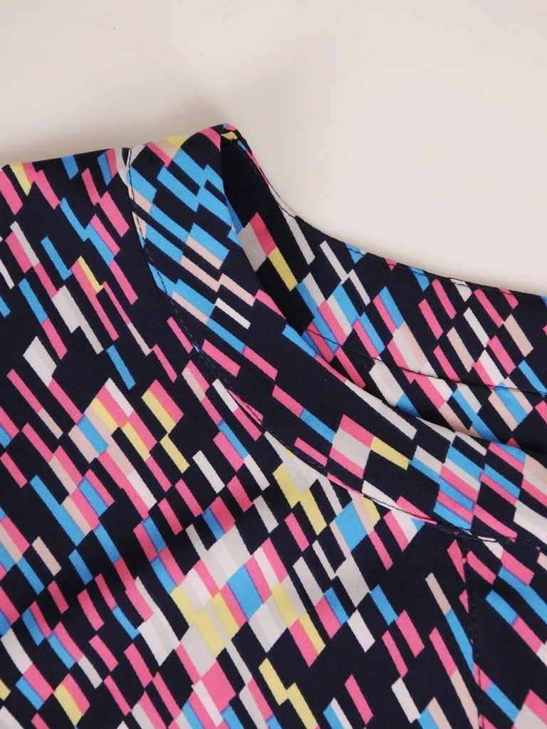 Elegancka bluzka damska wizytowa w wielobarwny print – prosty krój z ozdobnymi guzikami 35206