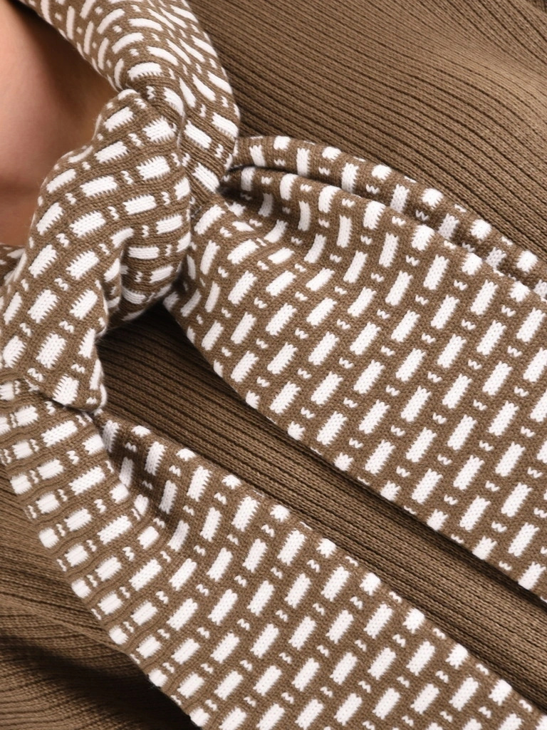 Ciemnobeżowy sweter damski z ozdobnym szalem – luźny fason z dekoracyjnym zapięciem 42167