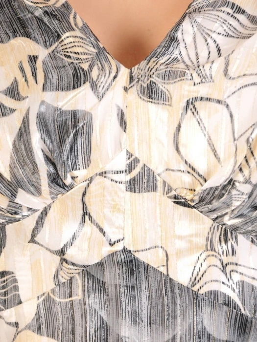 Beżowo-kremowa sukienka w kwiaty z rękawem 3/4 – rozkloszowany fason z dekoltem w serek ładnie modelujący talię 29611