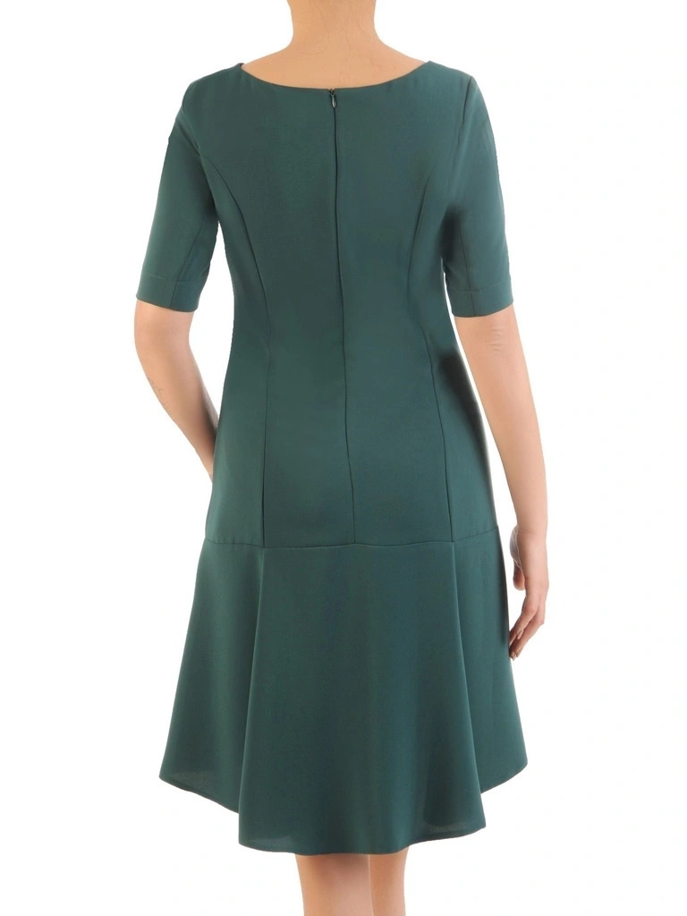 Elegancka sukienka trapezowa w kolorze butelkowej zieleni – pionowe zaszewki wysmuklające sylwetkę 34703