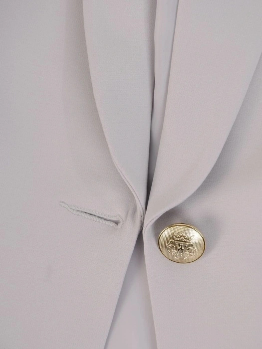 Elegancki szary żakiet damski do sukienki – prosty fason z biżuteryjnym zdobieniem 25760