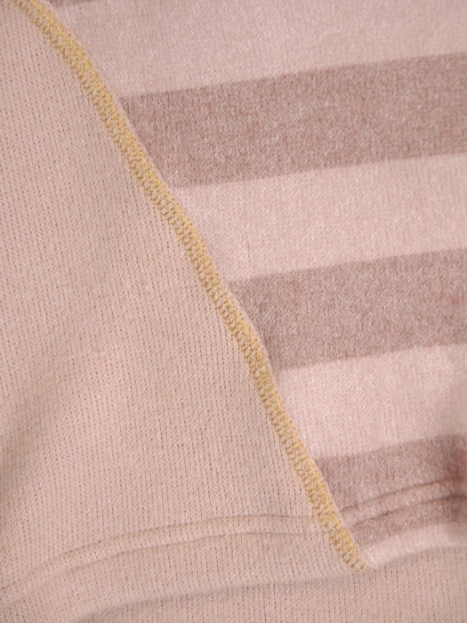 Klasyczny beżowy sweter w paski – fason kimono optycznie modelujący sylwetkę na co dzień 34826