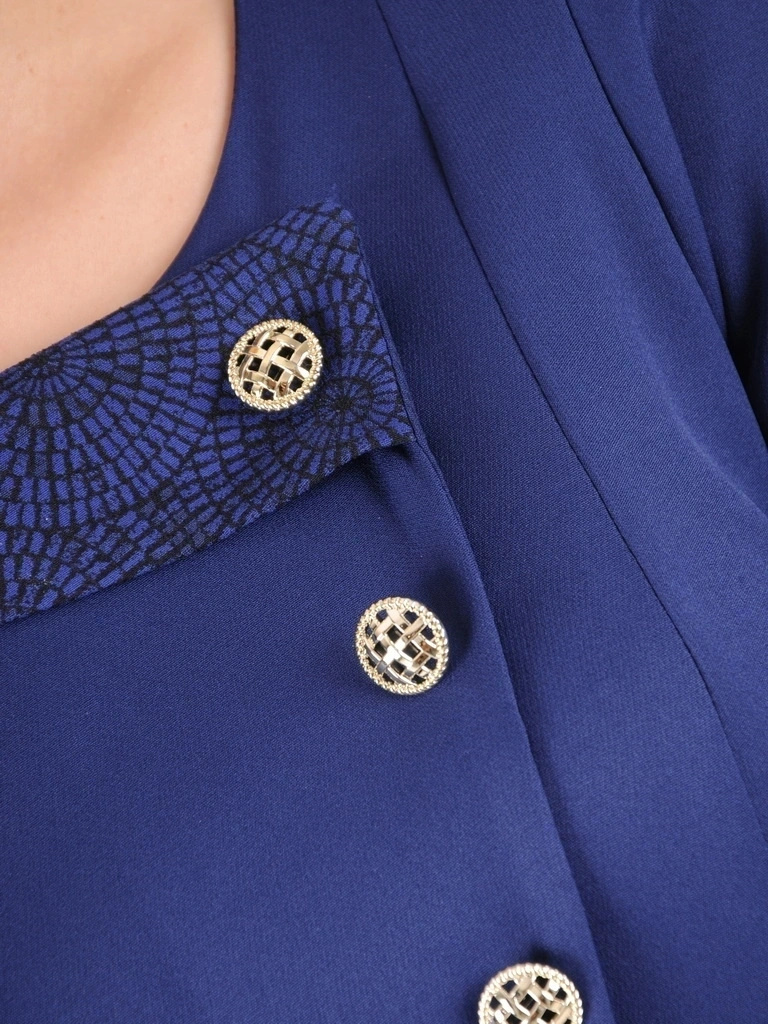 Granatowa sukienka wizytowa do kolan – prosty fason z kołnierzykiem i guzikami 37444