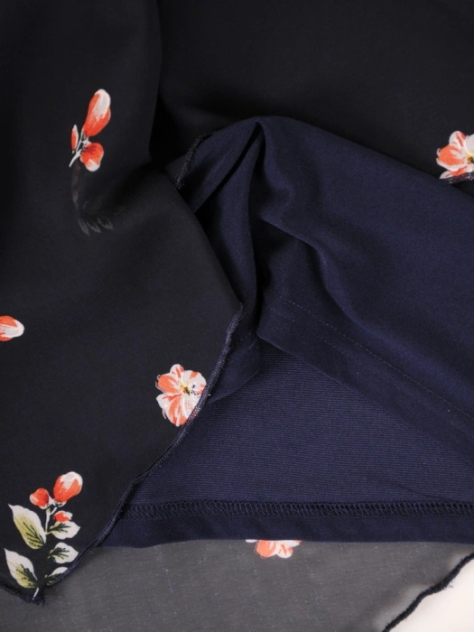 Klasyczna bluzka plus size z krótkim rękawem i kwiatowym wzorem – z fasonem prostym z narzutką, wysmuklająca sylwetkę 38535