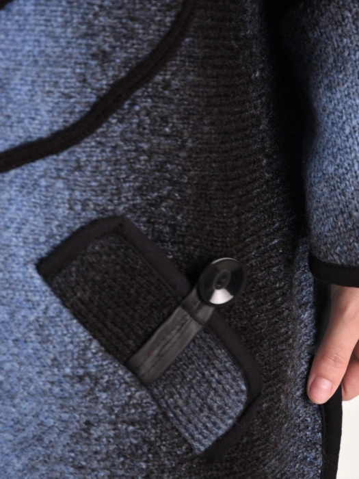 Elegancki granatowy sweter z kieszeniami – luźny fason ze stójką idealny na jesień 42179