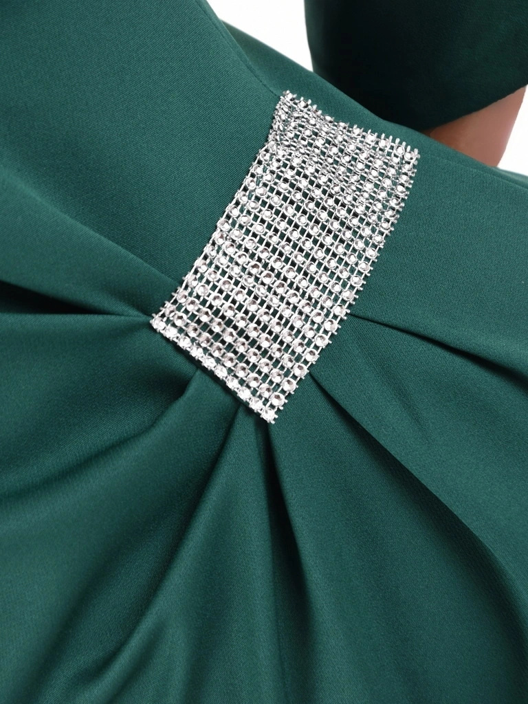 Elegancka sukienka wieczorowa na andrzejki i wesele butelkowa zieleń – prosty fason wysmuklający sylwetkę 40932