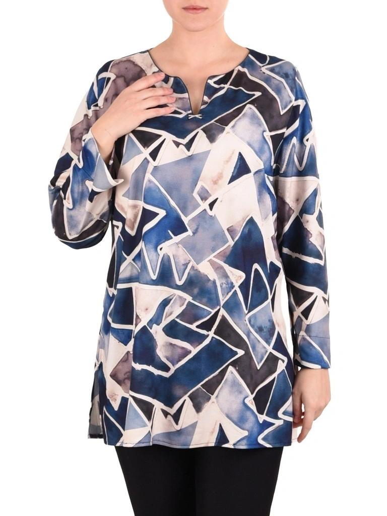 Elegancka bluzka plus size z geometrycznym wzorem, prosty fason – z dekoltem V optycznie wysmuklającym sylwetkę i broszką 41076