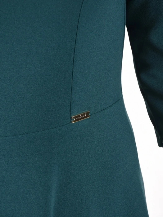 Elegancka sukienka rozkloszowana w kolorze butelkowej zieleni – kobiecy fason tuszujący biodra 40780