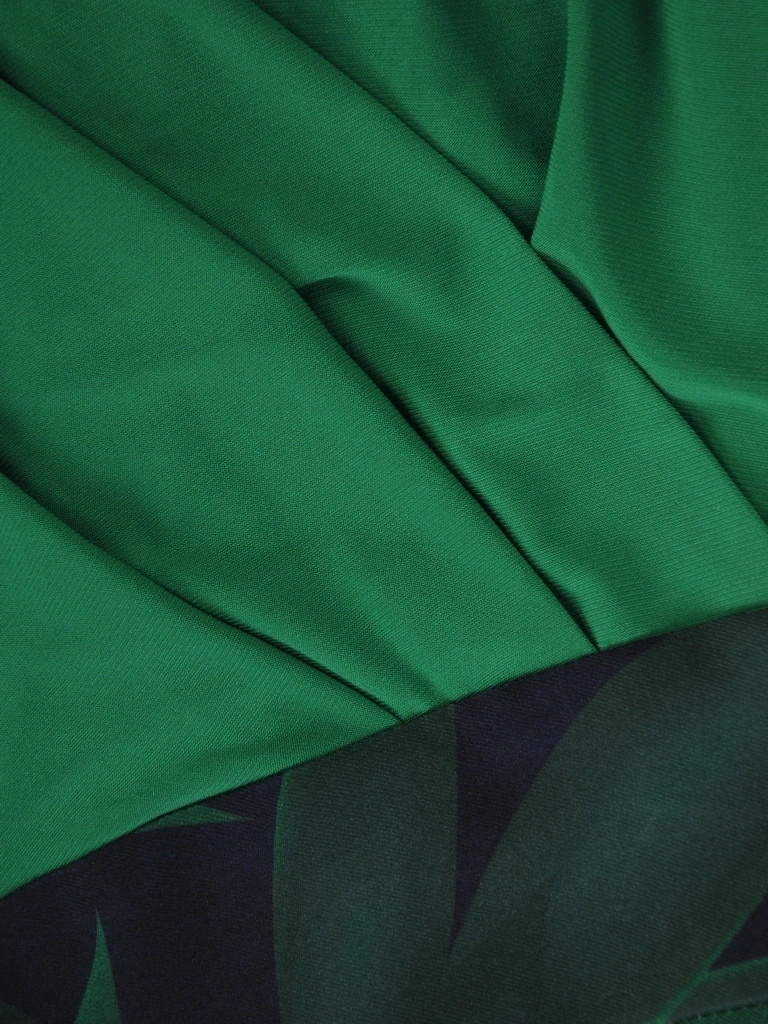 Butelkowozielona sukienka rozkloszowana maxi w liście – kobiecy fason z kopertowym dekoltem i paskiem 36166
