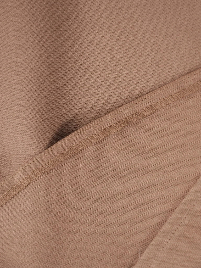 Elegancka beżowa sukienka midi o prostym fasonie – modelujące sylwetkę cięcia z ozdobnym dekoltem 37322