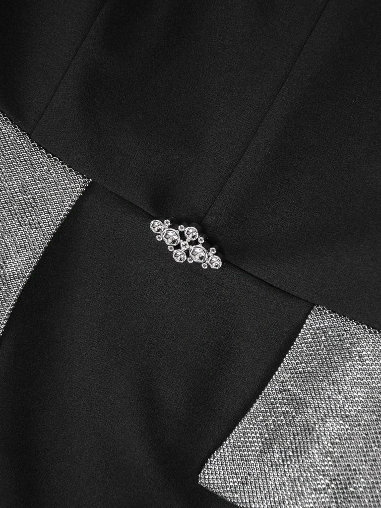 Elegancka czarna sukienka wieczorowa midi o prostym fasonie – wysmuklająca baskinka z broszką 37475