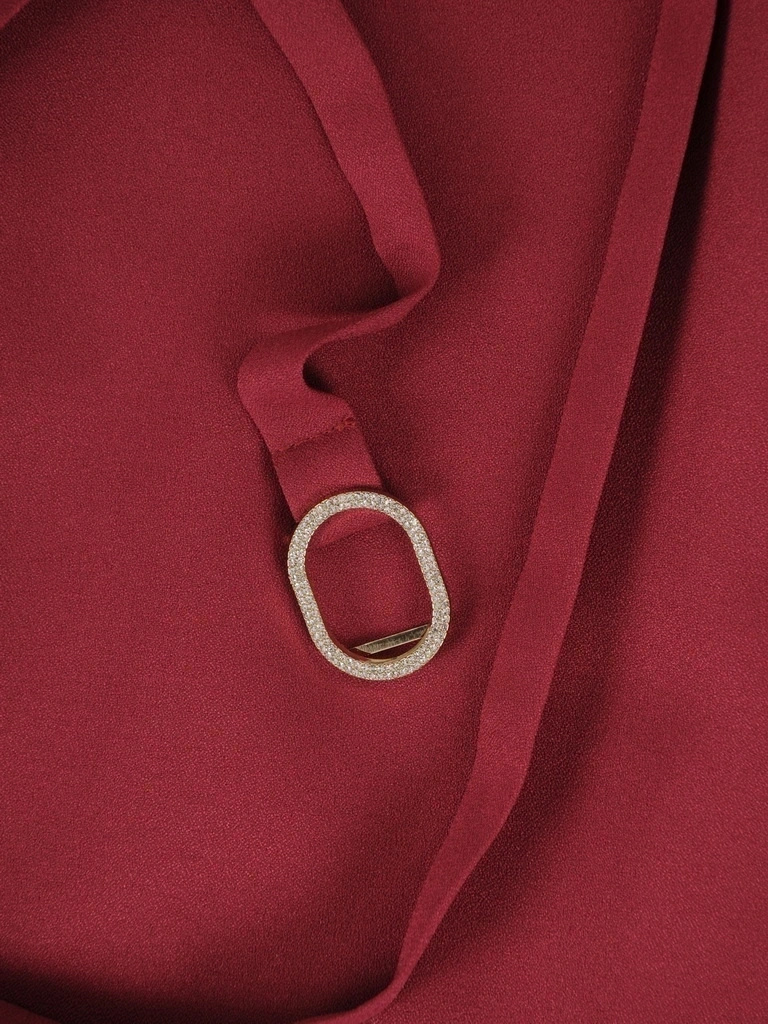 Elegancka bordowa sukienka rozkloszowana z dekoltem łódka – akcentowana talia i tiulowe detale 39387