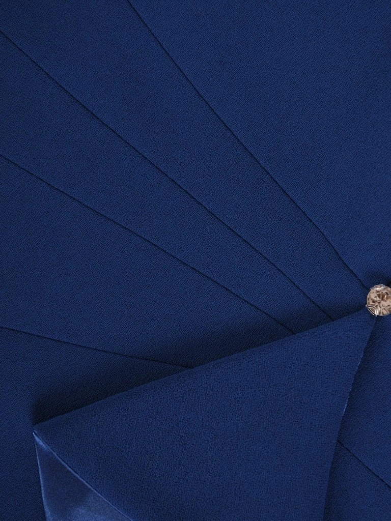 Kobieca sukienka koktajlowa chabrowa – prosty krój z ozdobną falbaną modelujący figurę 27312