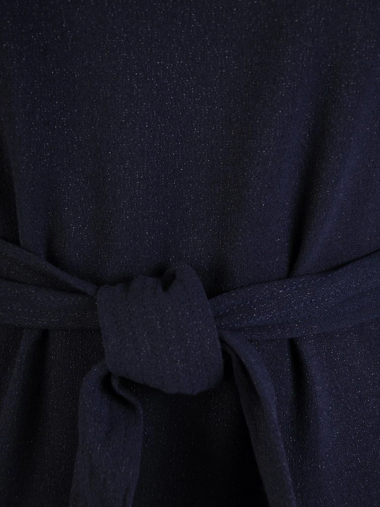 Elegancka granatowa sukienka midi o prostym kroju – asymetryczna falbana i akcent w talii 26914