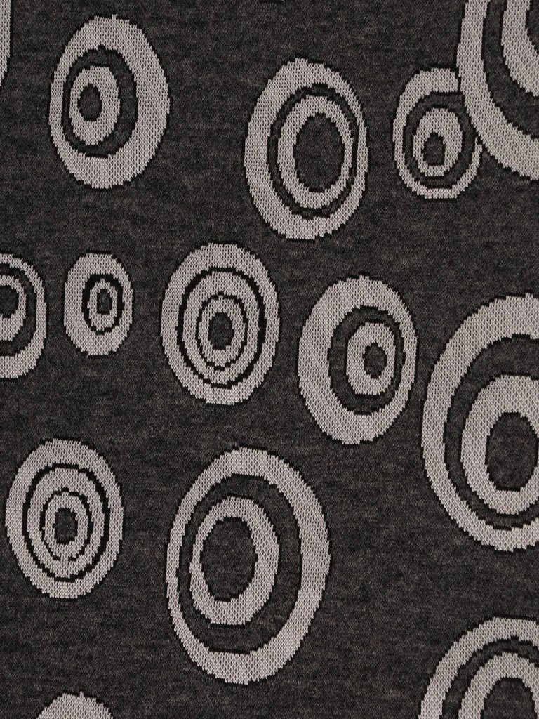 Szara sukienka biurowa w geometryczny wzór – swobodny prosty krój z dekoltem łódka 23997