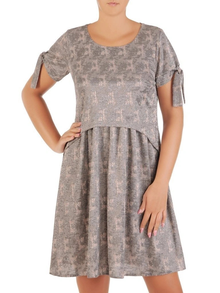 Elegancka sukienka rozkloszowana w odcieniu srebra – fason z narzutką pięknie modelujący sylwetkę 26989