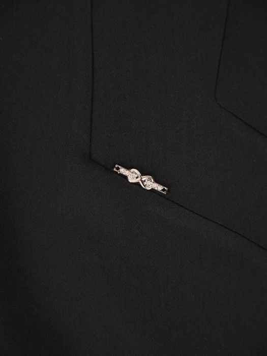 Stylowa czarna sukienka midi o prostym kroju – wysmuklające pionowe przeszycia i elegancki dekolt 25766