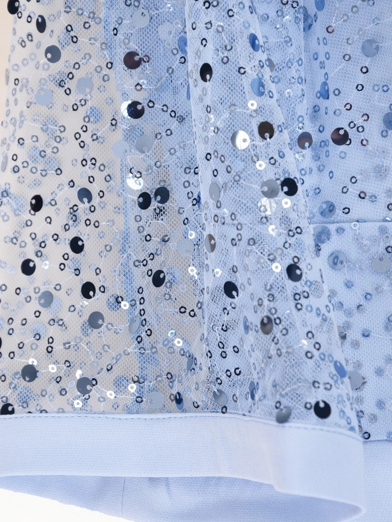 Błękitna sukienka maxi na wesele rozkloszowana z cekinami – zmysłowe rozcięcie i kopertowy dekolt 41875