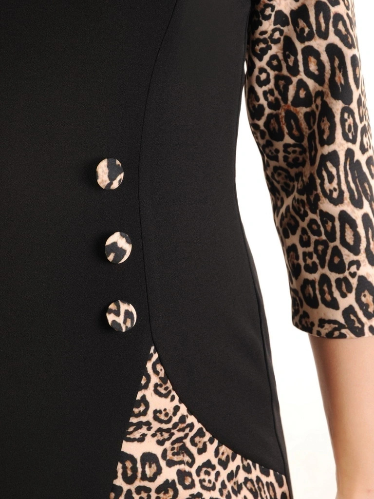 Czarna sukienka koktajlowa midi w zwierzęcy wzór – prosty fason wysmuklający sylwetkę na andrzejki 35023