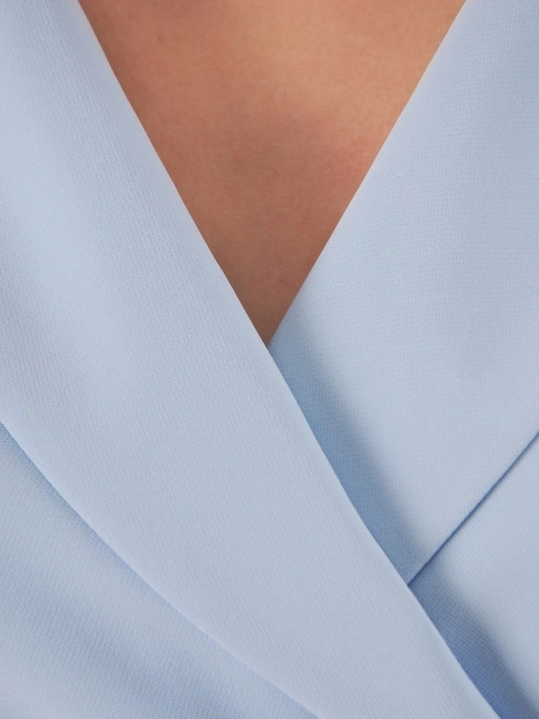 Błękitna sukienka rozkloszowana midi z kopertowym dekoltem – pasek w talii i kobiecy fason 37978