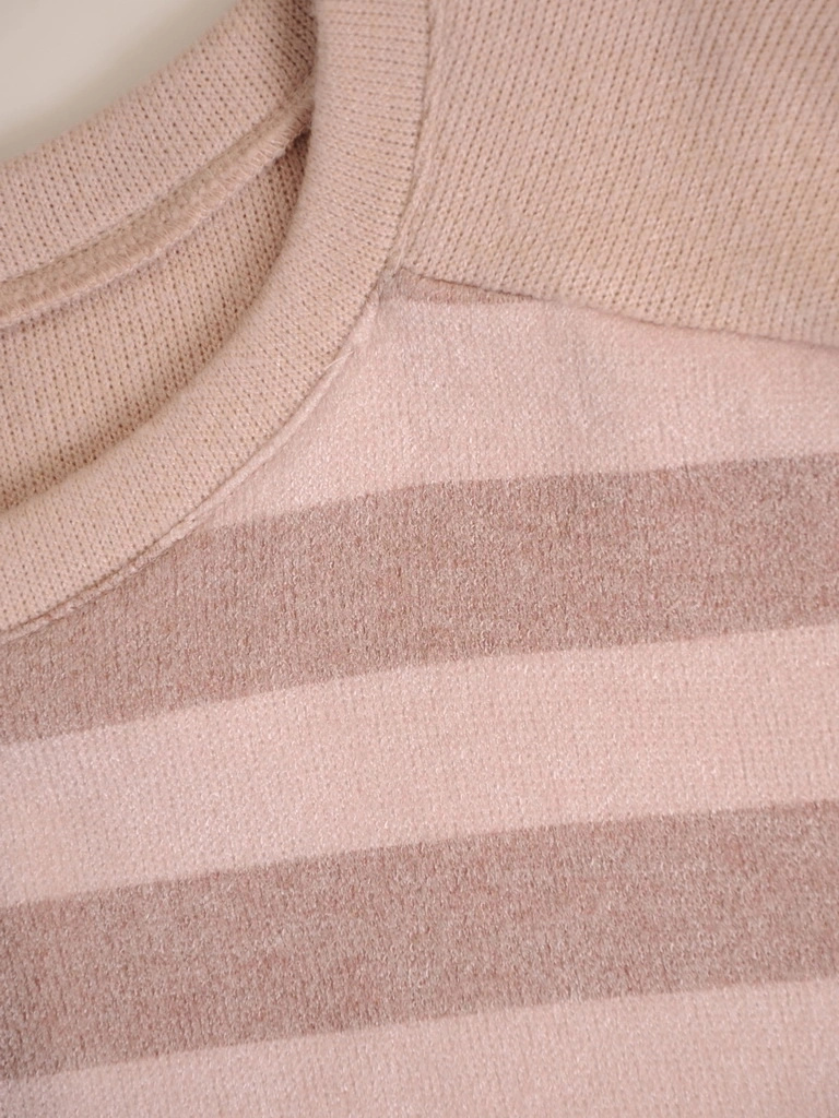 Klasyczny beżowy sweter w paski – fason kimono optycznie modelujący sylwetkę na co dzień 34826