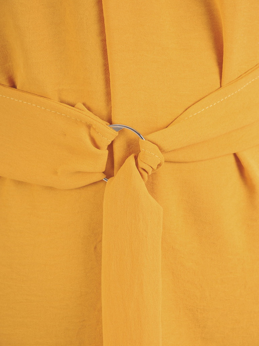 Żółta sukienka damska z paskiem i podwijanymi rękawami 32539